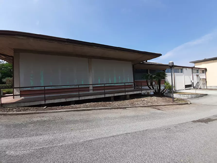 Immagine 12 di Locale commerciale in affitto  in Via Desenzano a Salò