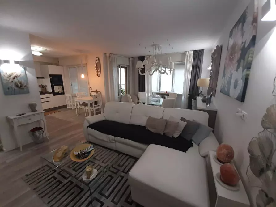 Immagine 4 di Appartamento in vendita  in Via Portizzolo a Gardone Riviera