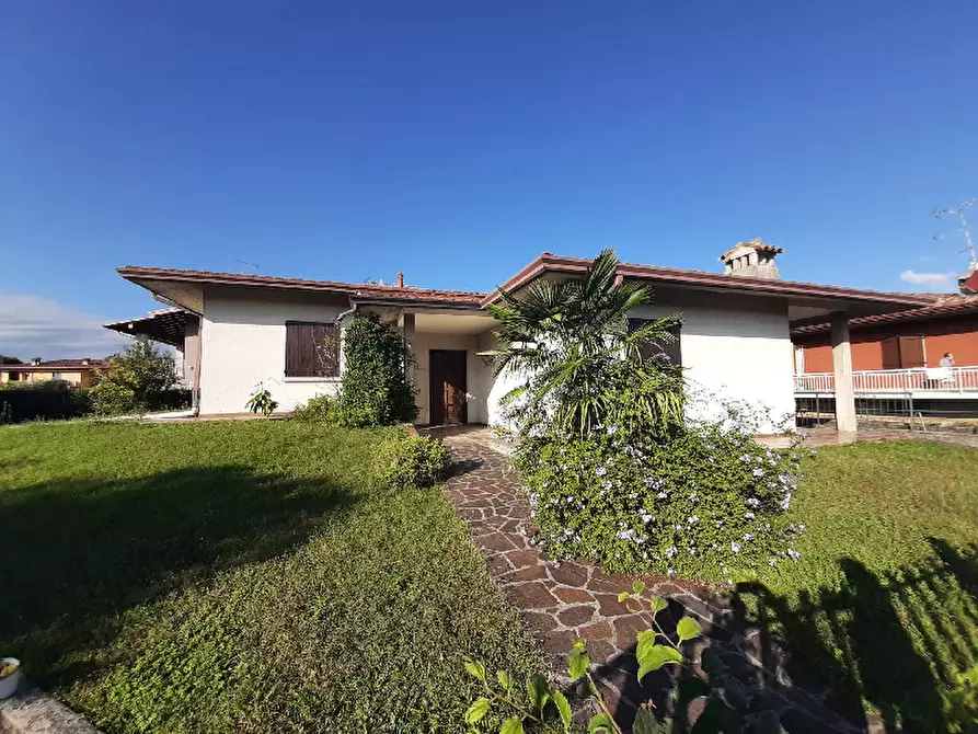 Immagine 1 di Villa in vendita  in Via Benaco a Puegnago Sul Garda
