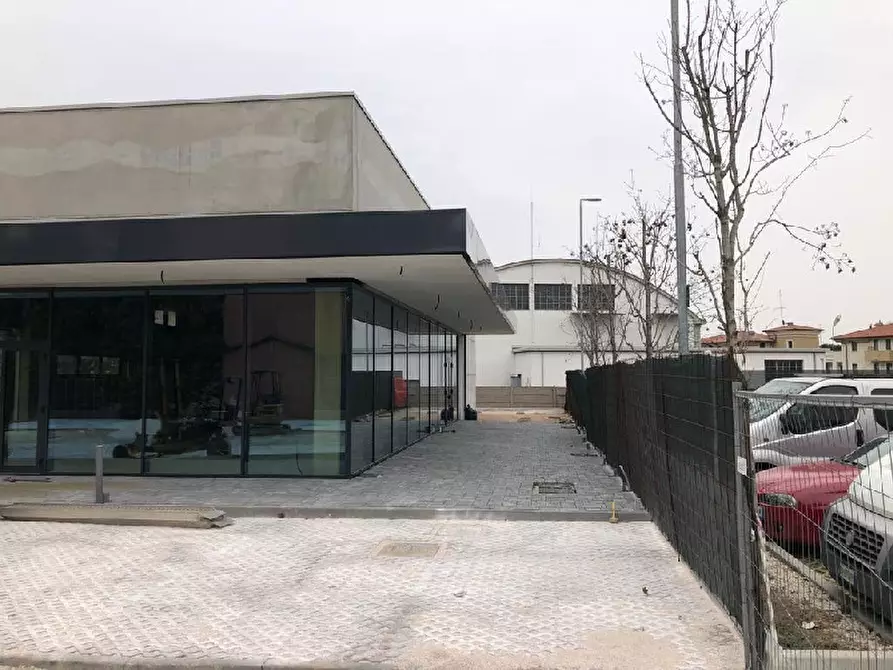 Immagine 12 di Locale commerciale in affitto  in Viale Marconi, 142 a Desenzano Del Garda