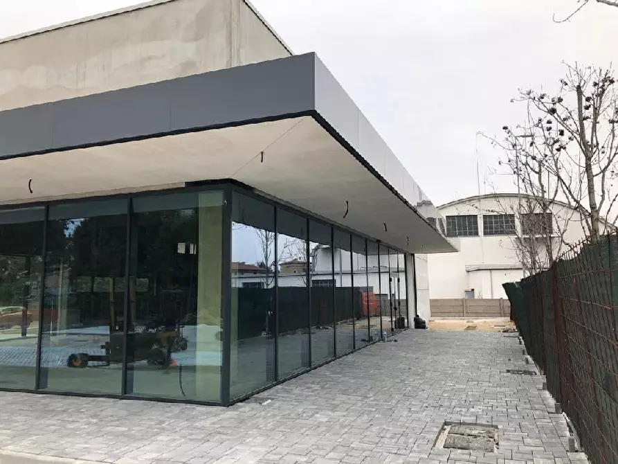 Immagine 10 di Locale commerciale in affitto  in Viale Marconi, 142 a Desenzano Del Garda