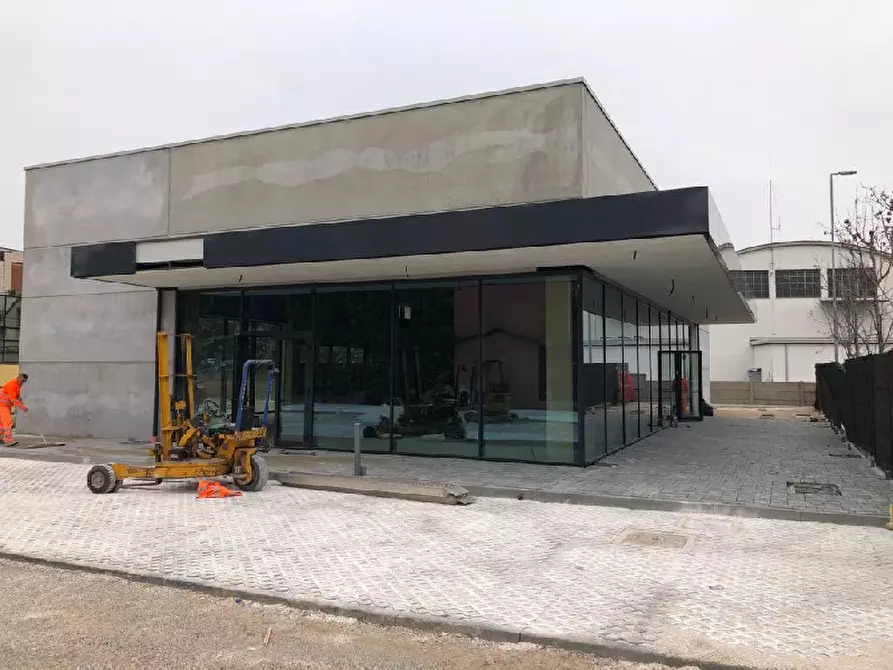 Immagine 11 di Locale commerciale in affitto  in Viale Marconi, 142 a Desenzano Del Garda