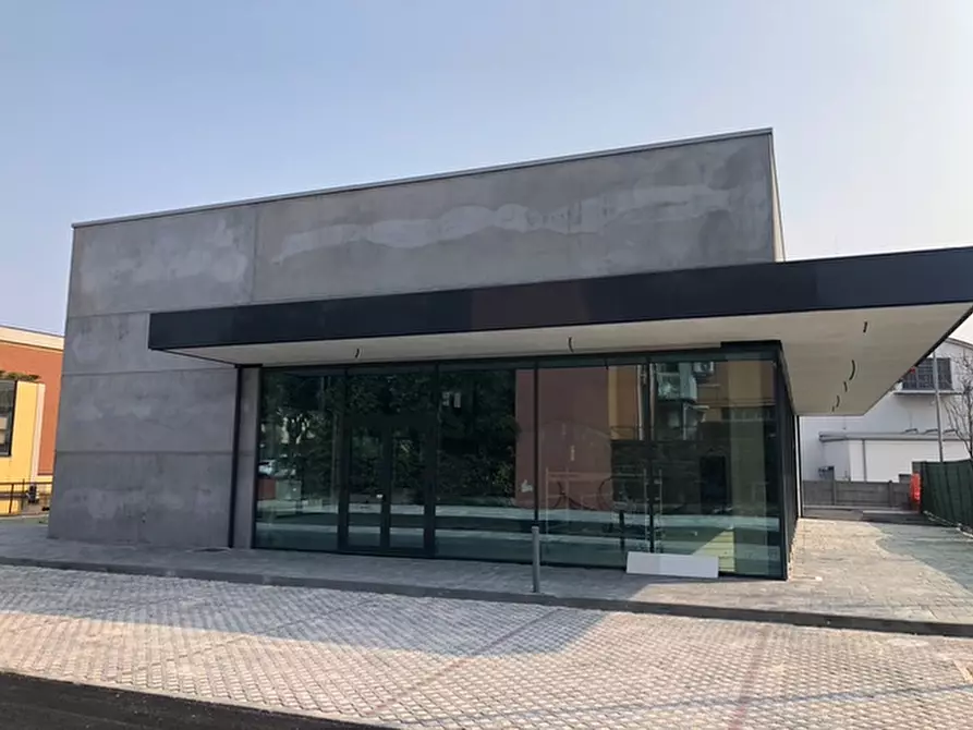Immagine 2 di Locale commerciale in affitto  in Viale Marconi, 142 a Desenzano Del Garda