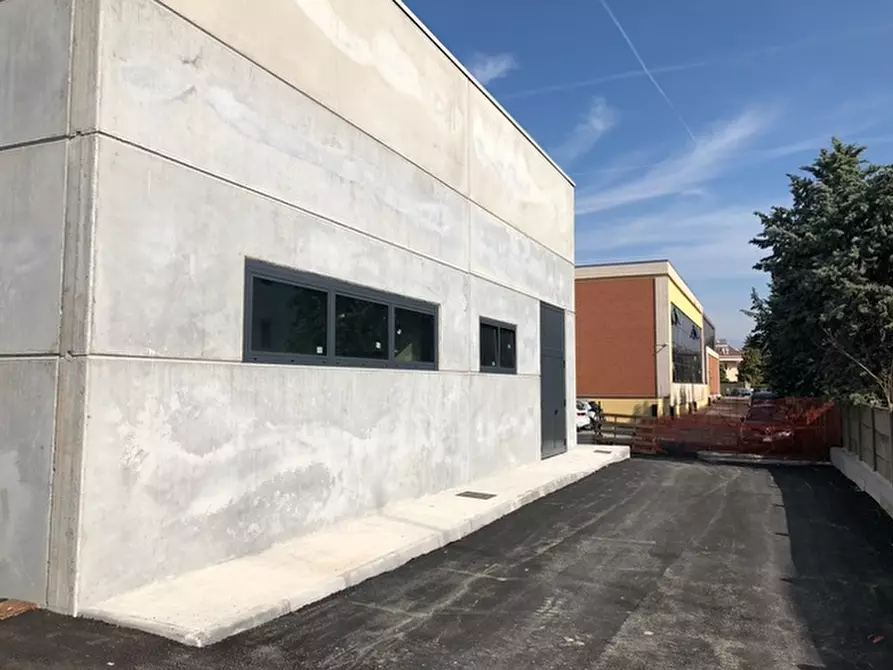 Immagine 8 di Locale commerciale in affitto  in Viale Marconi, 142 a Desenzano Del Garda