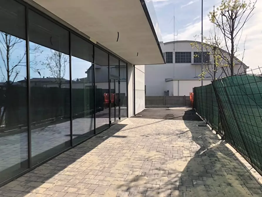 Immagine 7 di Locale commerciale in affitto  in Viale Marconi, 142 a Desenzano Del Garda