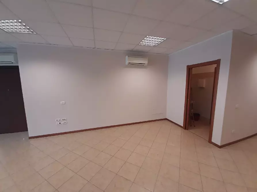 Immagine 8 di Ufficio in vendita  in Via case sparse serraglie, 65 a Manerba Del Garda