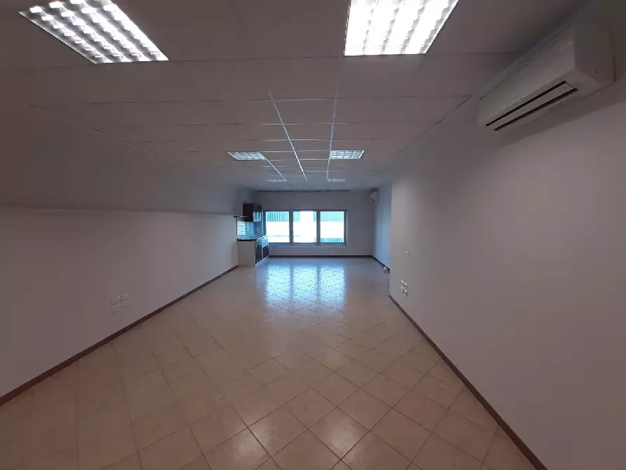 Immagine 6 di Ufficio in vendita  in Via case sparse serraglie, 65 a Manerba Del Garda