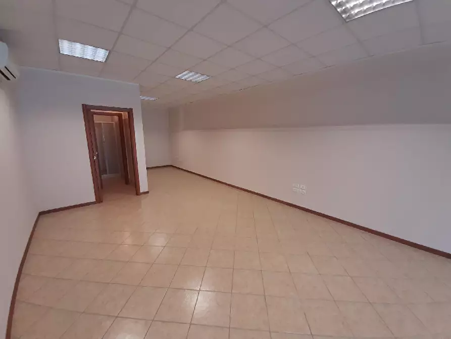 Immagine 7 di Ufficio in vendita  in Via case sparse serraglie, 65 a Manerba Del Garda