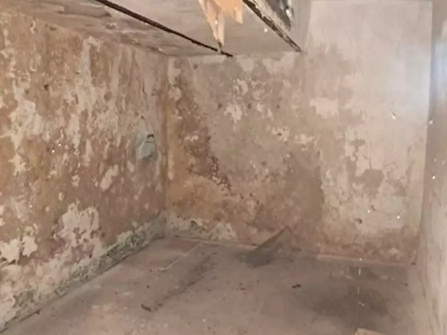 Immagine 2 di Magazzino in vendita  in Via filippo m. briganti a Napoli