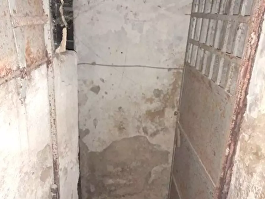 Immagine 3 di Magazzino in vendita  in Via filippo m. briganti a Napoli