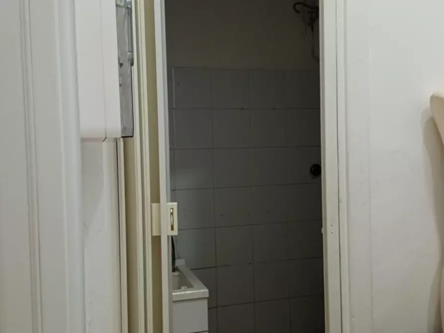 Immagine 9 di Negozio in affitto  in Via Pasquali, 21 a Benevento