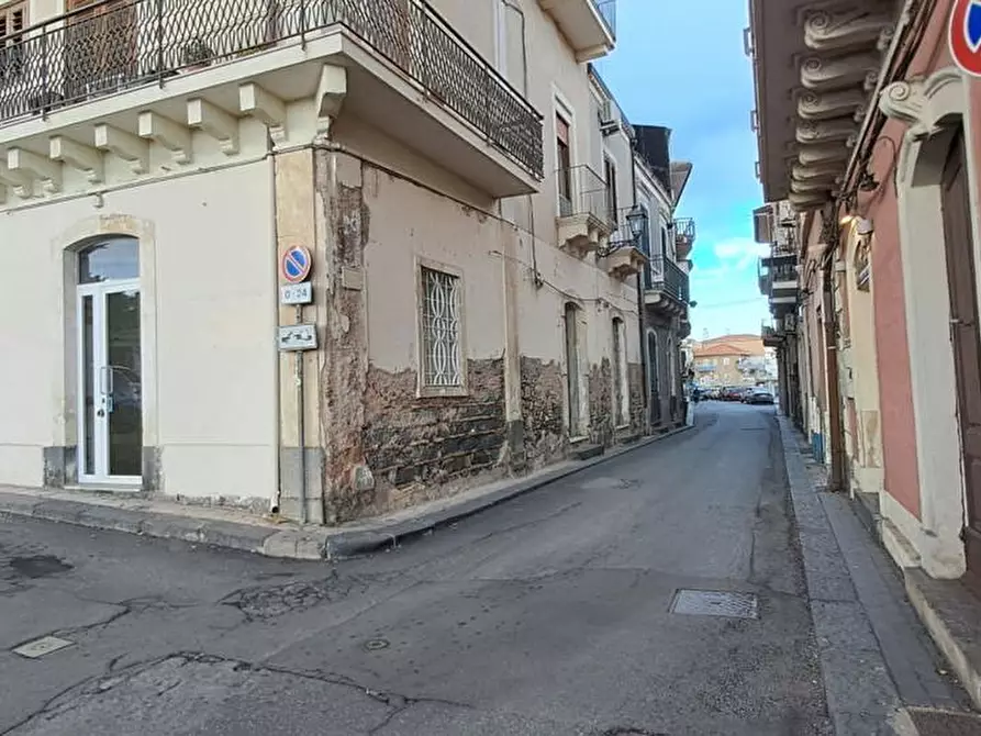 Immagine 1 di Negozio in vendita  in Piazza Giovanni Verga a Aci Castello