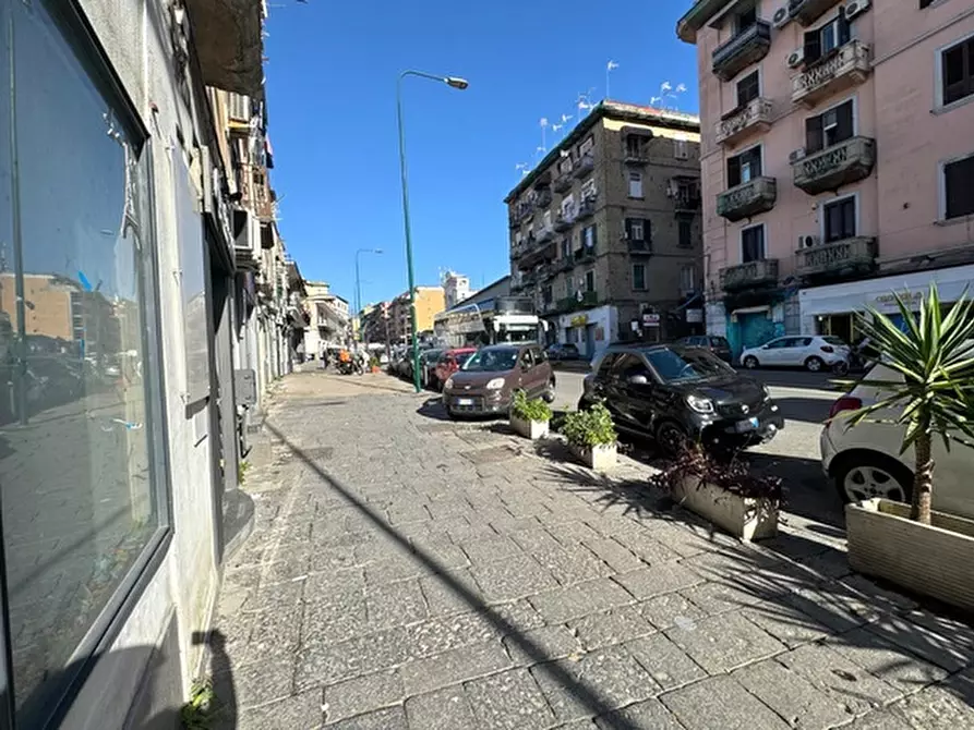 Immagine 1 di Negozio in affitto  in Via calata capodichino a Napoli
