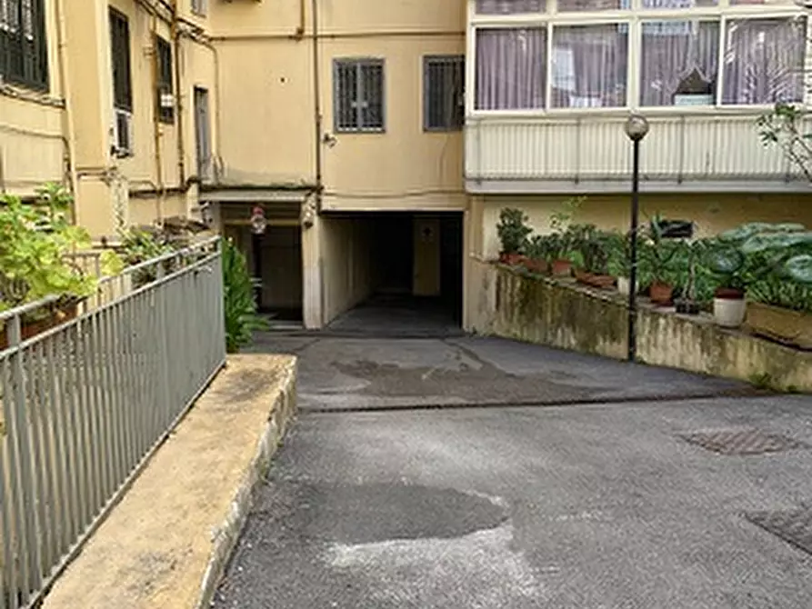 Immagine 1 di Box auto in vendita  in Via michele guadagno a Napoli