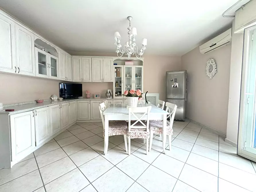 Immagine 6 di Appartamento in vendita  in Via michele guadagno a Napoli