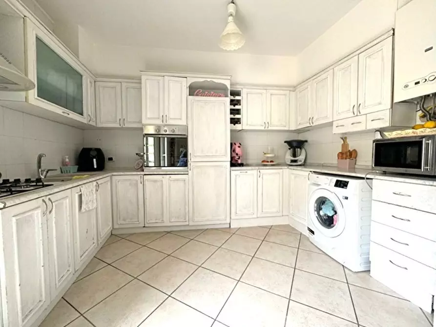 Immagine 10 di Appartamento in vendita  in Via michele guadagno a Napoli