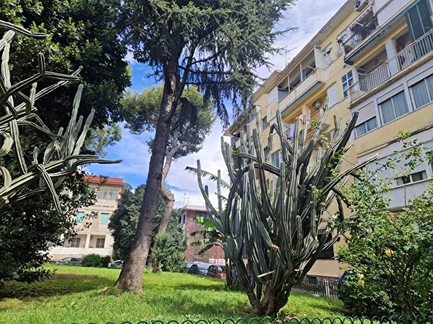 Immagine 1 di Appartamento in vendita  in Via calata capodichino a Napoli
