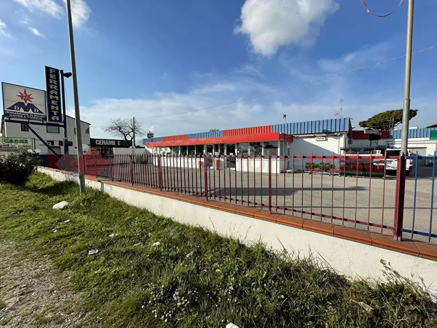 Immagine 3 di Negozio in vendita  in Via PONTINA, 105 a Terracina