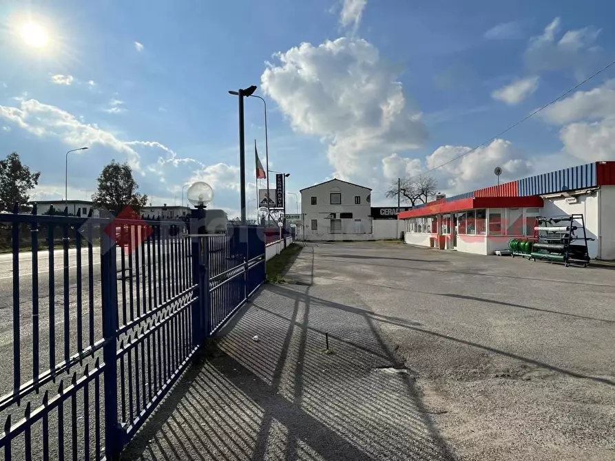 Immagine 4 di Negozio in vendita  in Via PONTINA, 105 a Terracina
