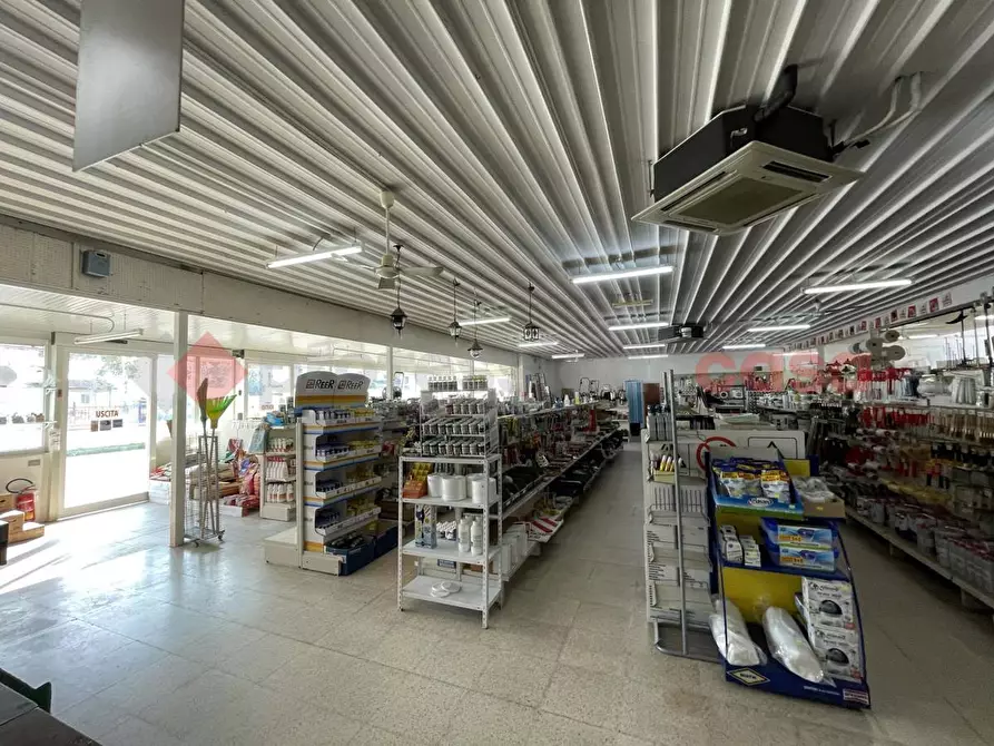 Immagine 9 di Negozio in vendita  in Via PONTINA, 105 a Terracina