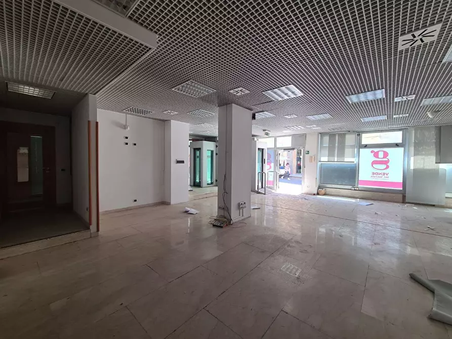 Immagine 16 di Negozio in vendita  in Via Roma, 9 a Caltagirone