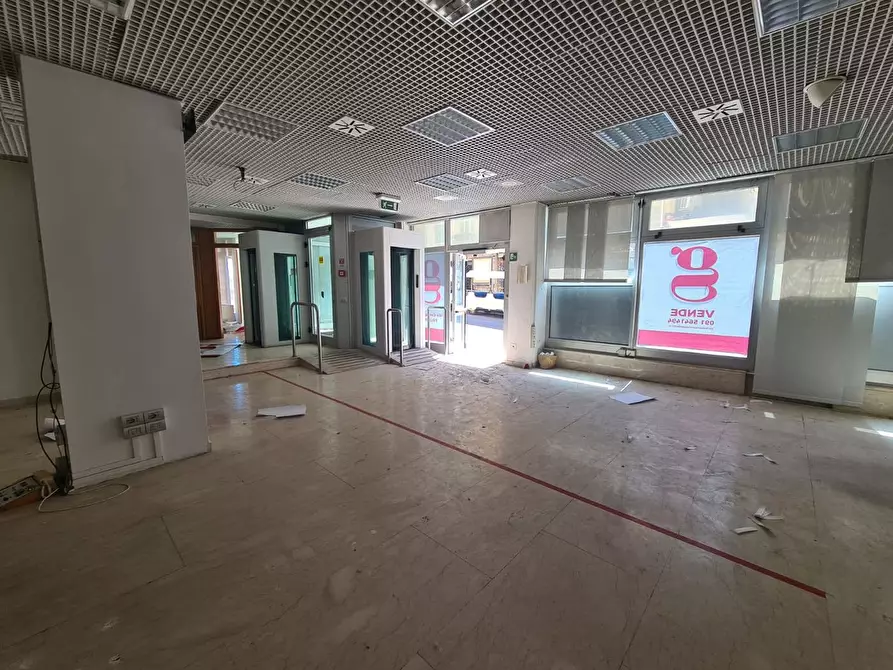 Immagine 17 di Negozio in vendita  in Via Roma, 9 a Caltagirone