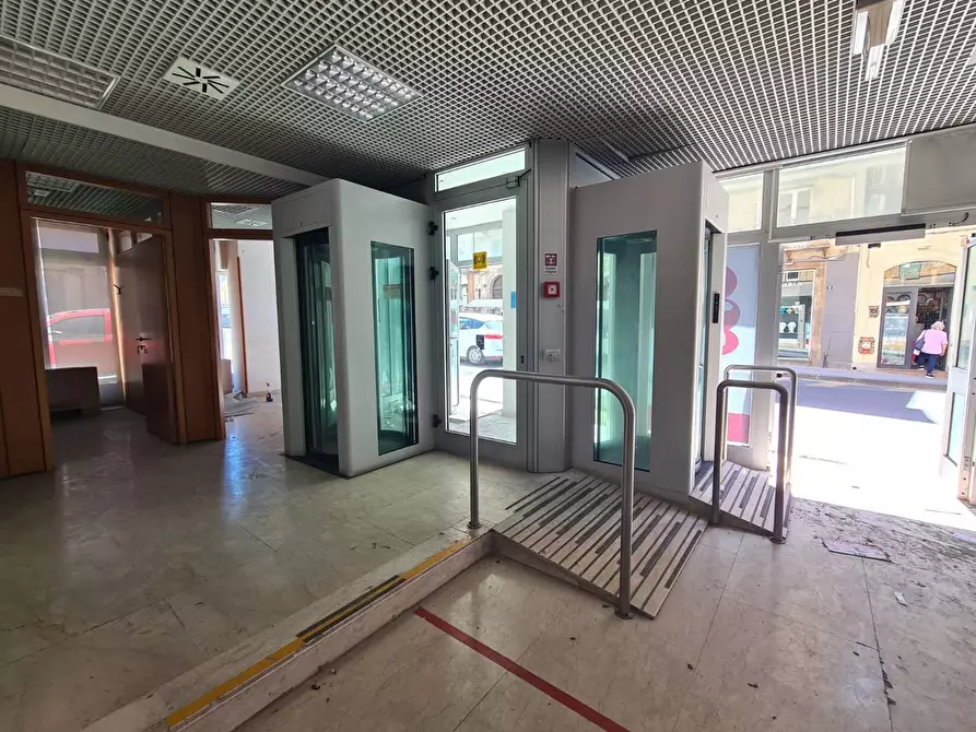 Immagine 6 di Negozio in vendita  in Via Roma, 9 a Caltagirone