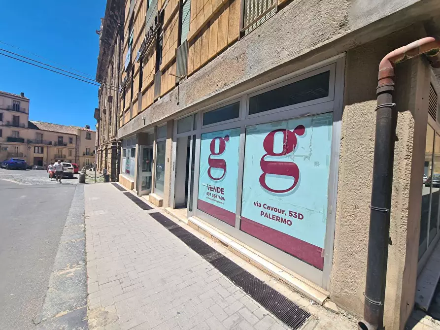 Immagine 2 di Negozio in vendita  in Via Roma, 9 a Caltagirone