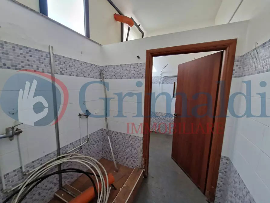 Immagine 12 di Negozio in vendita  in Via Adolfo Celi, 185 a Messina