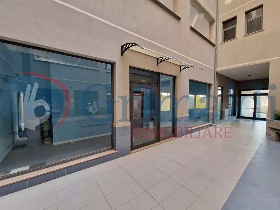 Immagine 5 di Negozio in vendita  in Via Adolfo Celi, 183 a Messina