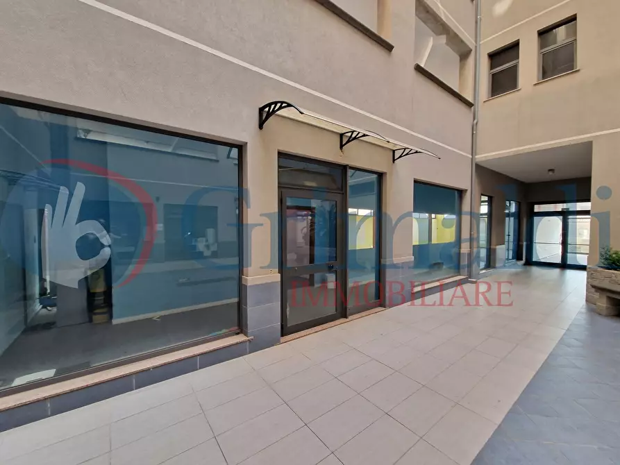 Immagine 4 di Negozio in vendita  in Via Adolfo Celi, 183 a Messina