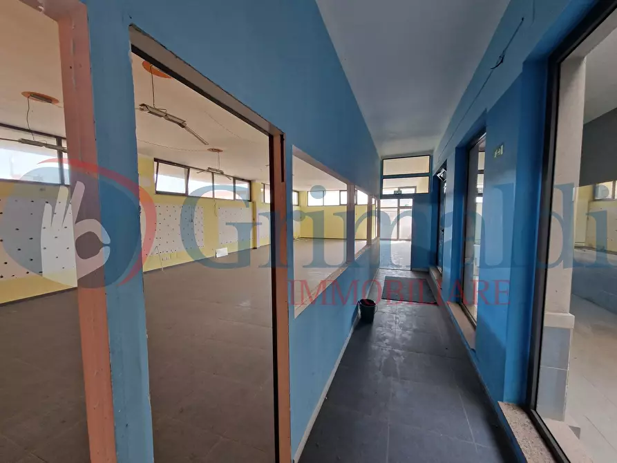 Immagine 11 di Negozio in vendita  in Via Adolfo Celi, 183 a Messina