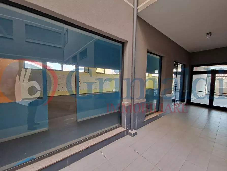 Immagine 7 di Negozio in vendita  in Via Adolfo Celi, 183 a Messina