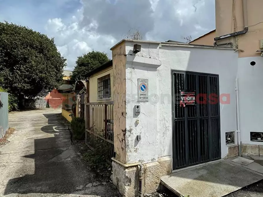 Immagine 2 di Negozio in vendita  in Piazza QUATTRO LAMPIONI, 10 a Terracina