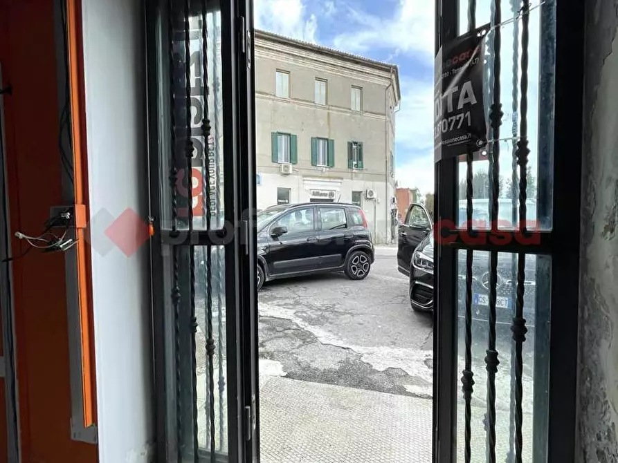 Immagine 13 di Negozio in vendita  in Piazza QUATTRO LAMPIONI, 10 a Terracina