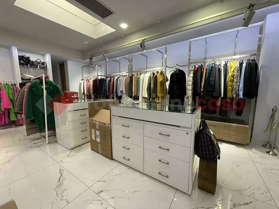 Immagine 13 di Negozio in vendita  in Via ROMA, 52 a Terracina