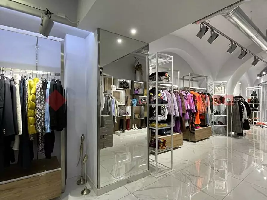 Immagine 15 di Negozio in vendita  in Via ROMA, 52 a Terracina