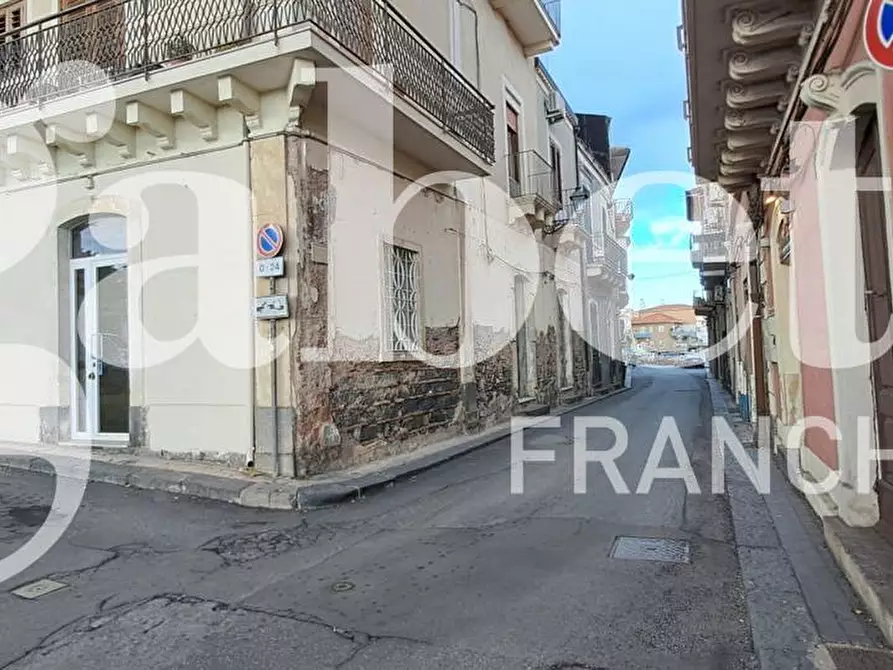 Immagine 1 di Negozio in vendita  in Piazza Giovanni Verga a Aci Castello