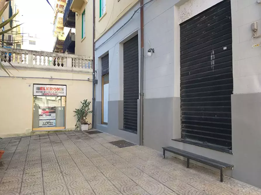 Immagine 5 di Negozio in vendita  in Via Felice Bisazza, 57 a Messina