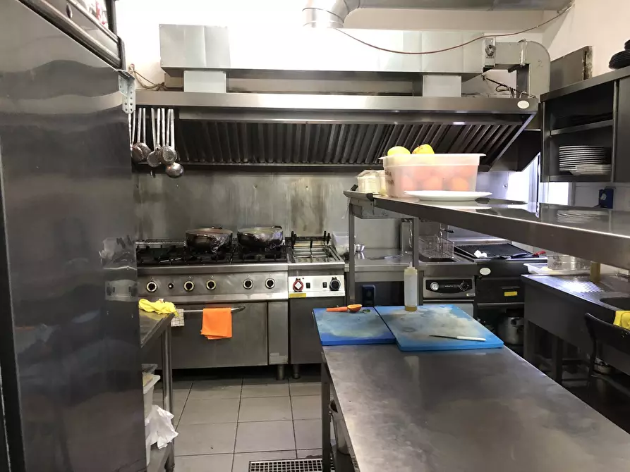 Immagine 18 di Attività commerciale in vendita  in Via Leonardo Da Vinci, 292 a Palermo