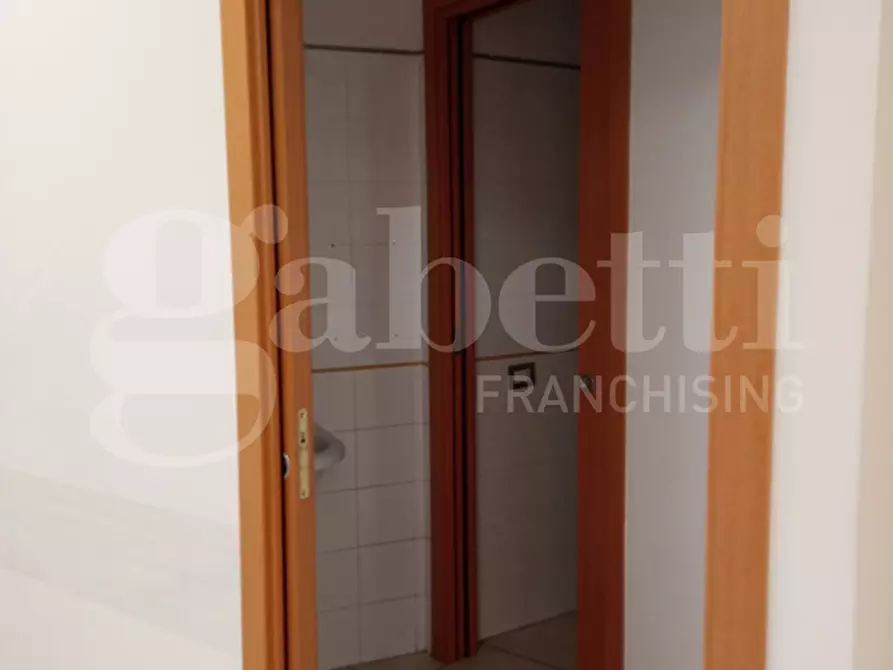 Immagine 5 di Negozio in vendita  in Via Fragola, 2 a Benevento