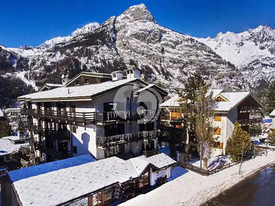 Immagine 2 di Appartamento in vendita  in Via Regionale, 35 a Courmayeur