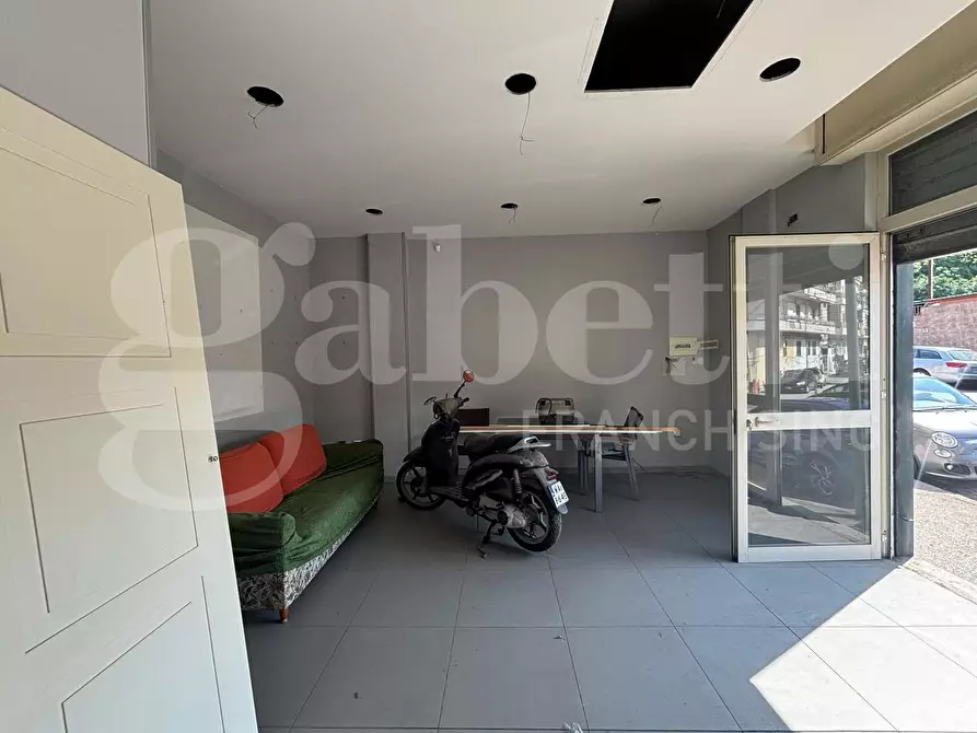 Immagine 2 di Negozio in affitto  in Via antonio sogliano a Napoli