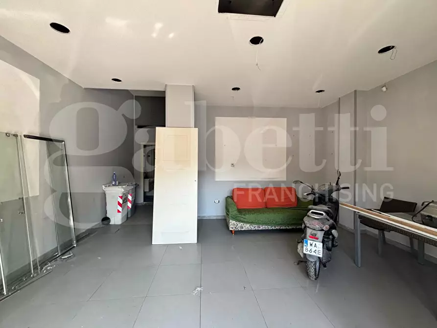 Immagine 3 di Negozio in affitto  in Via antonio sogliano a Napoli