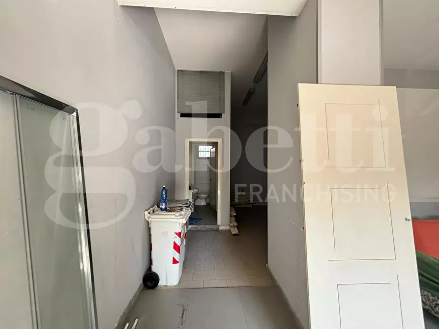 Immagine 6 di Negozio in affitto  in Via antonio sogliano a Napoli