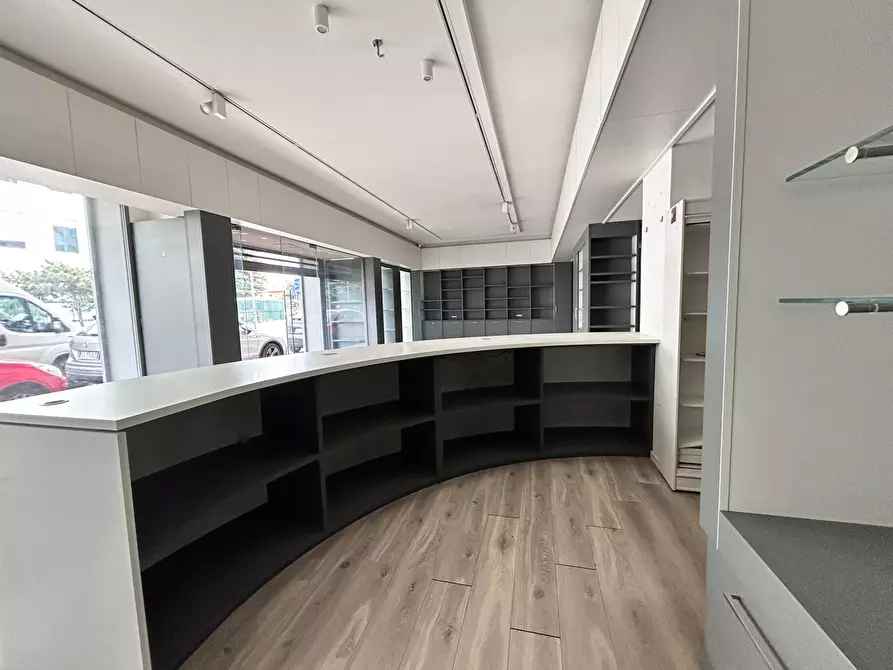 Immagine 4 di Negozio in affitto  in Via Caneve, . a Venezia