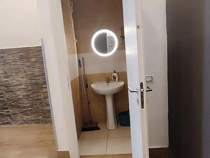 Immagine 11 di Negozio in affitto  in Via brin, 117 a Napoli