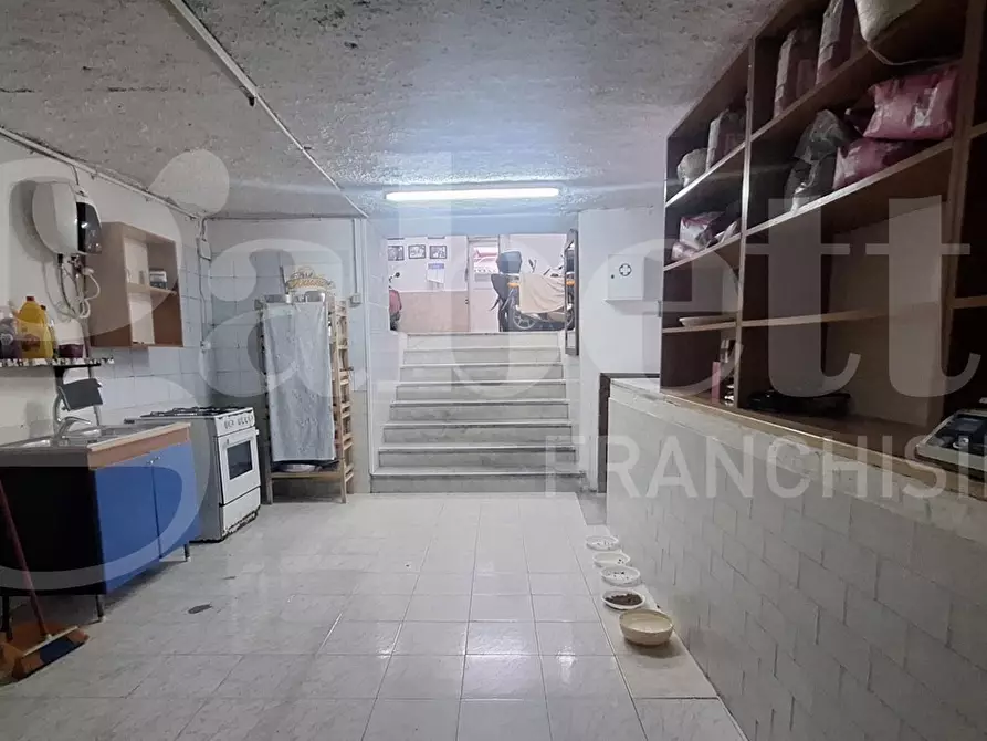 Immagine 3 di Magazzino in vendita  in Via vicoletto pacella ai miracoli a Napoli