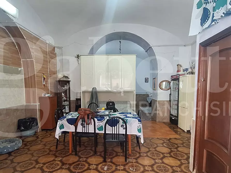 Immagine 1 di Magazzino in vendita  in Via vicoletto pacella ai miracoli a Napoli