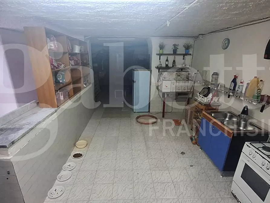 Immagine 4 di Magazzino in vendita  in Via vicoletto pacella ai miracoli a Napoli